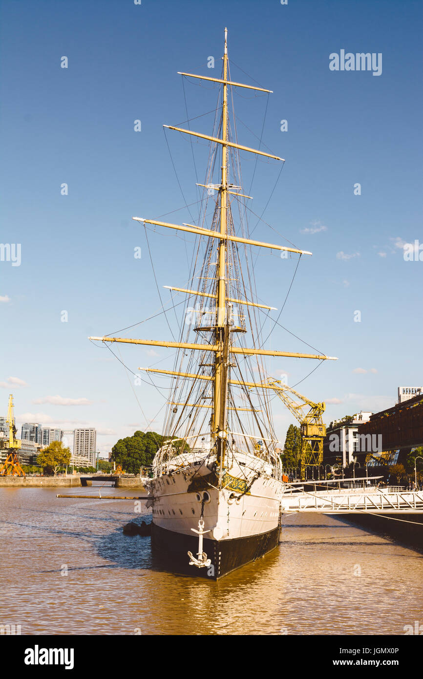 BUENOS AIRES, Argentina - 05 Maggio 2017: Museo Frigate Sarmiento Presidente, ormeggiata nei Docks di Puerto Madero Buenos aires, grattacieli sullo sfondo Foto Stock