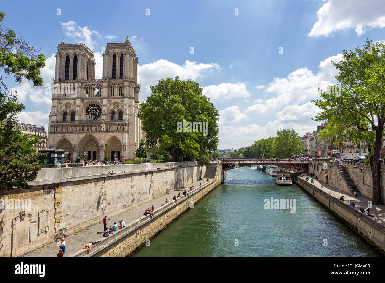 Parigi - Giugno 19, 2015: vista sulla cattedrale di Notre Dame lungo la Senna nel cuore di Parigi. Foto Stock Parigi - Giugno 19, 2015: vista sulla cattedrale di Notre Dame lungo la Senna nel cuore di Parigi. Foto Stock