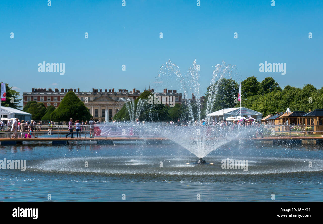 Fontana d'acqua di fronte all'Hampton Court Palace al RHS Hampton Court Flower Show, Londra, Inghilterra, Regno Unito Foto Stock