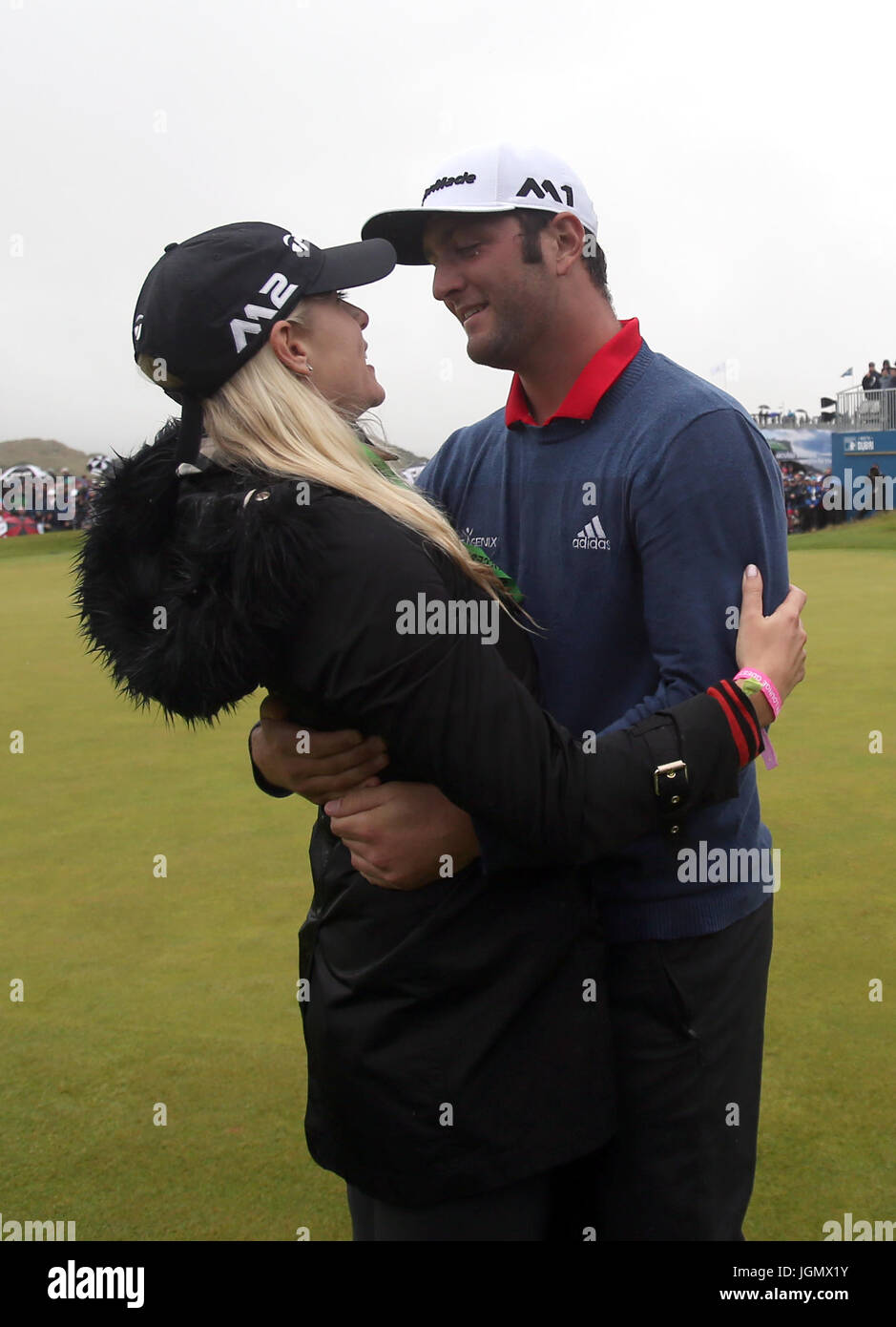 Spagna Jon Rahm celebra vincendo il Dubai Duty Free Irish Open con la fidanzata Kelley Cahill a Portstewart Golf Club. Foto Stock