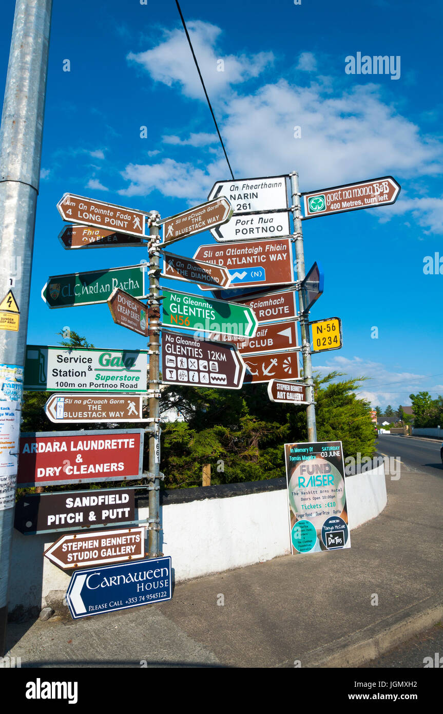 Strada segno segni di segnaletica in Ardara, County Donegal, Irlanda Foto Stock