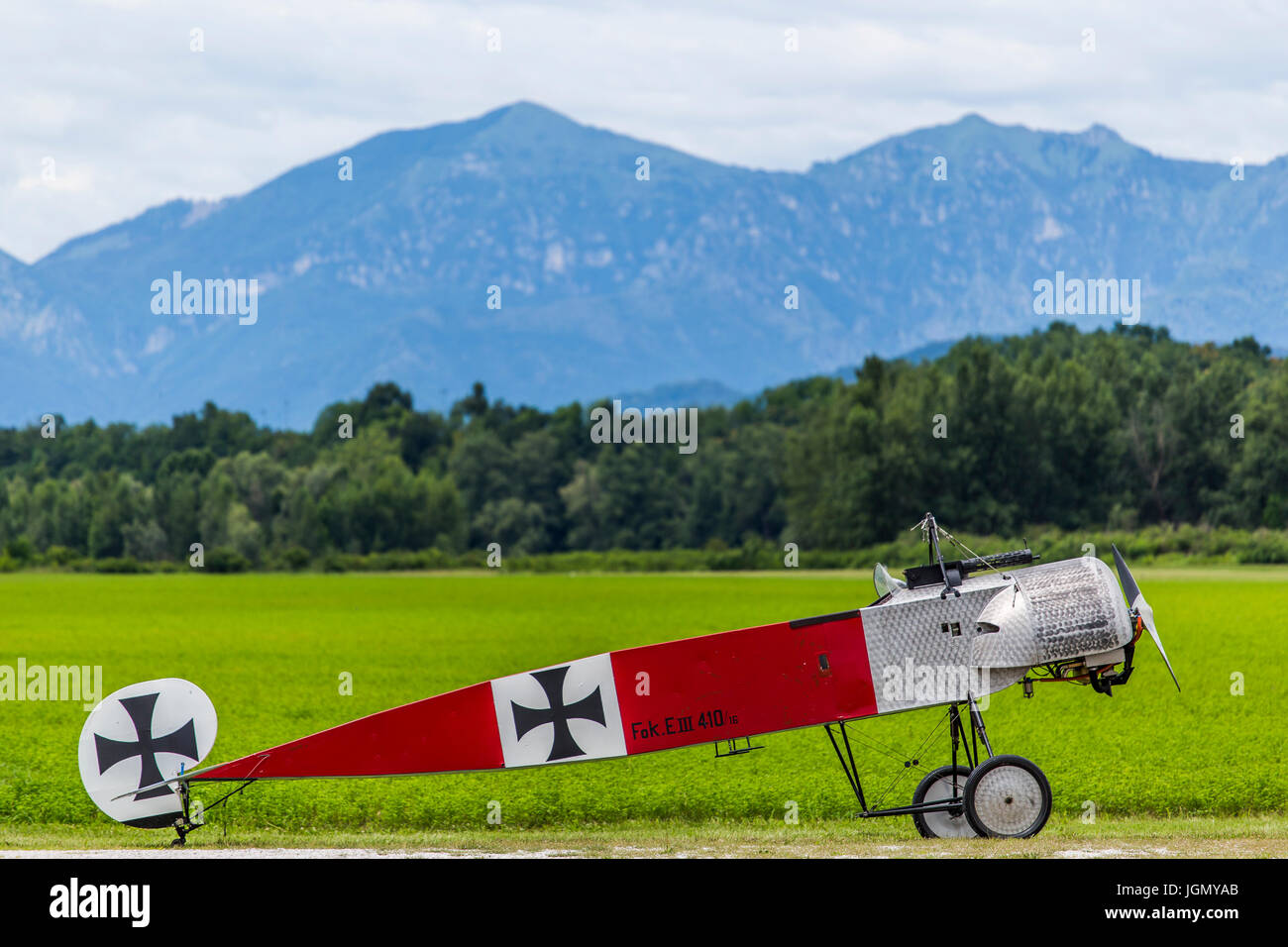 Aereo tedesco Fokker E III 410 replica dalla prima guerra mondiale senza ali con le montagne sullo sfondo. Foto Stock