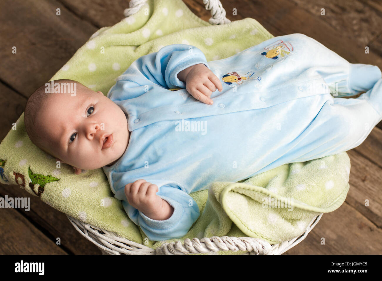 Il Bambino giacente sul panno. Vista superiore del neonato. I bambini sono il nostro futuro. Foto Stock