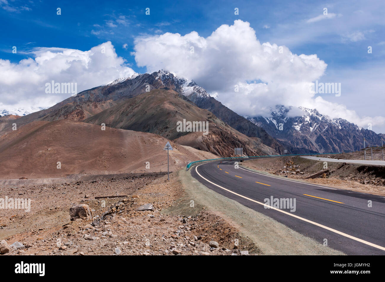Vista la Karakoram Highway che collega la Cina al Pakistan. Foto Stock