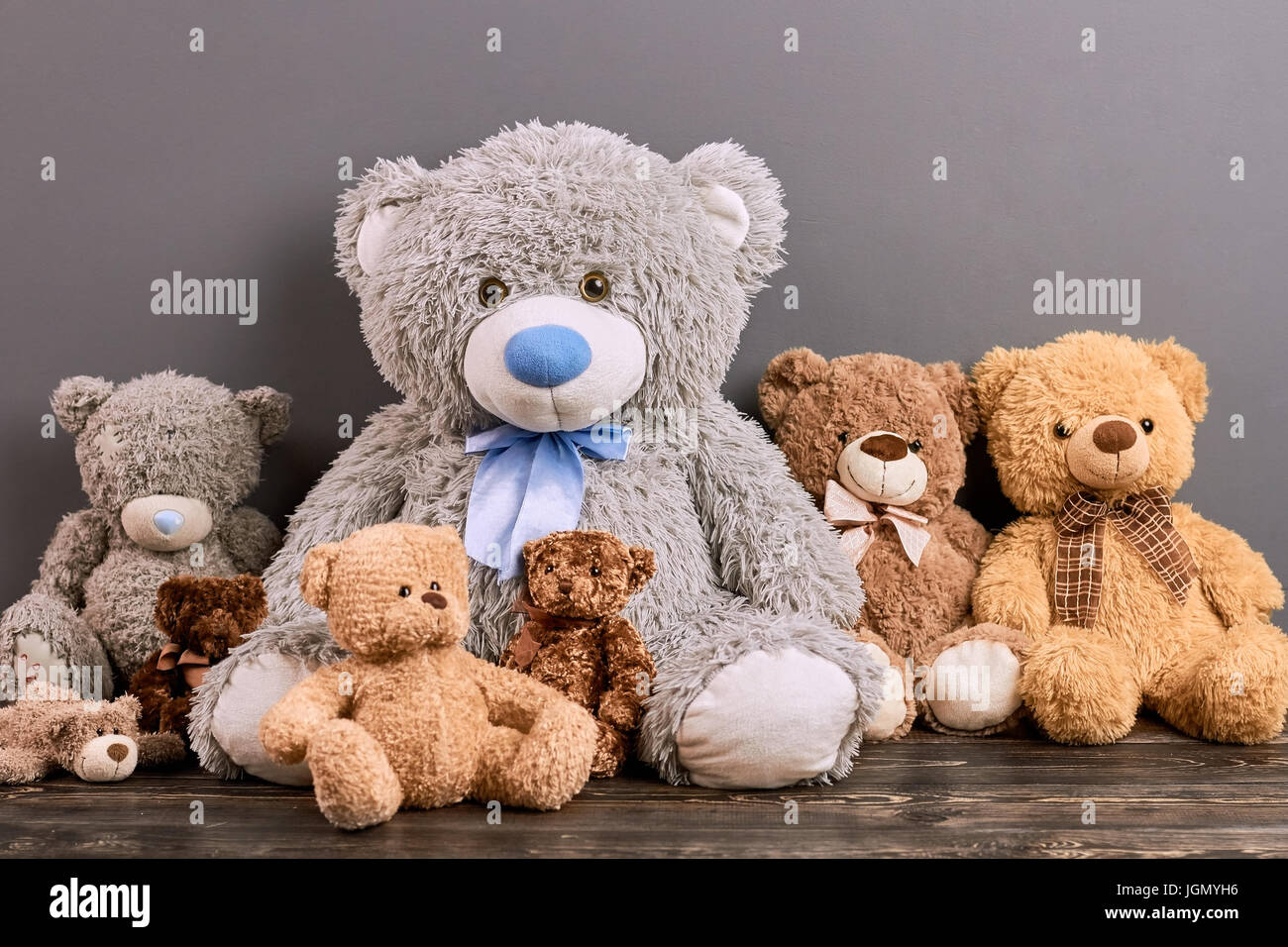 Orsetti sulla superficie di legno. Simpatico peluche. Toy guida all'acquisto. Foto Stock