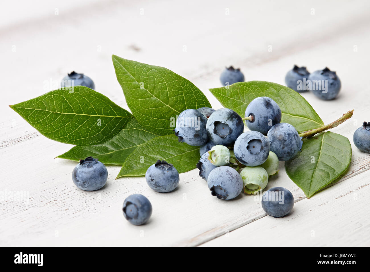 Mirtillo filiale vicina su sfondo di legno Foto Stock