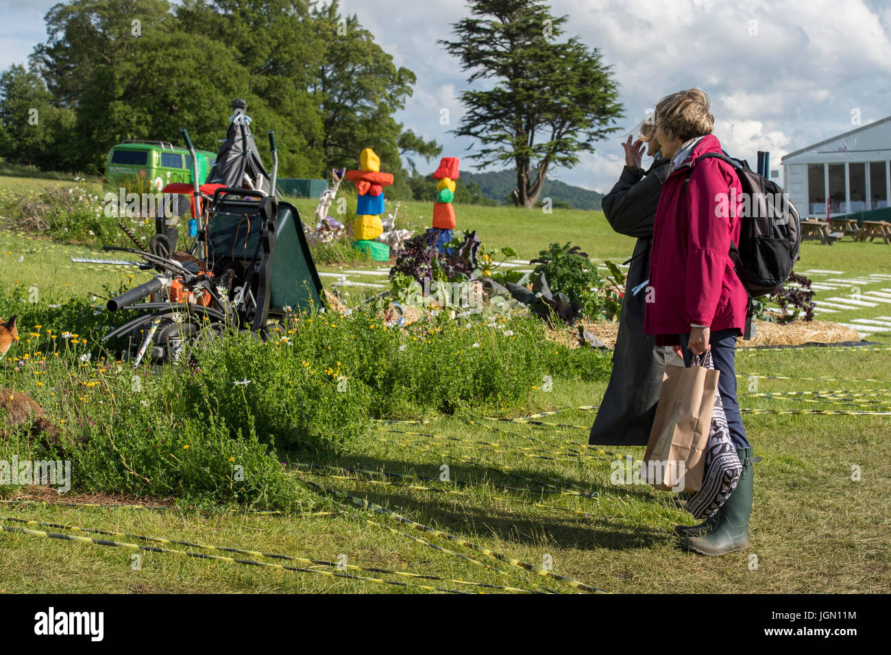 Due persone teatrale di visualizzazione, simbolico e surreale Pic 'n' Mix visualizza giardino alla RHS Chatsworth Flower Show, la Chatsworth House, Derbyshire, Inghilterra, Regno Unito. Foto Stock