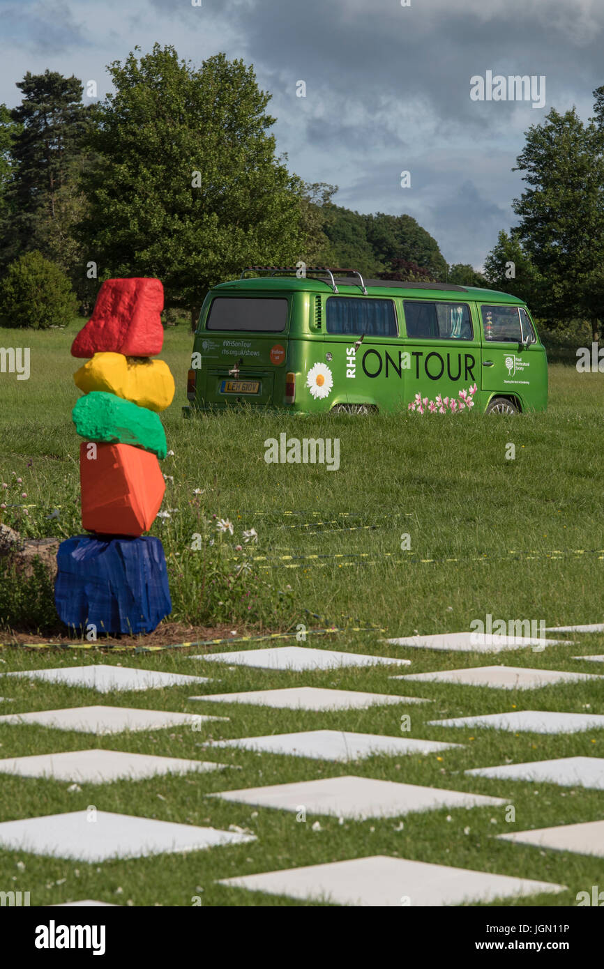 Vista teatrale, simbolico, surreale e colorata Pic 'n' Mix visualizza giardino alla RHS Chatsworth Flower Show, la Chatsworth House, Derbyshire, Inghilterra, Regno Unito. Foto Stock