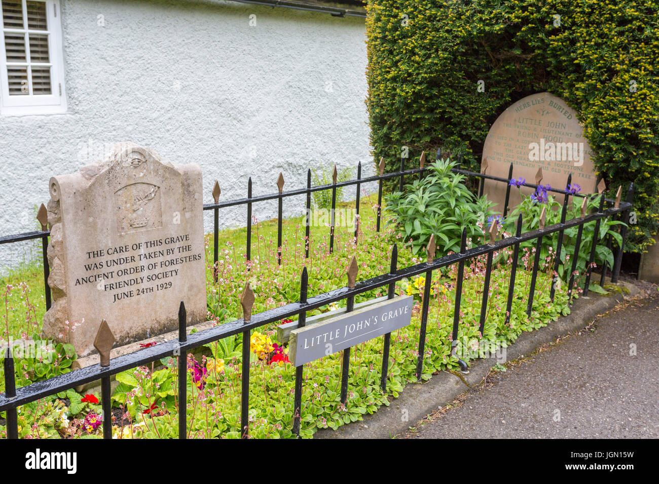 La tomba di Giovanni Piccolo nel sagrato della chiesa parrocchiale a Hathersage, Peak District, Derbyshire, England, Regno Unito Foto Stock