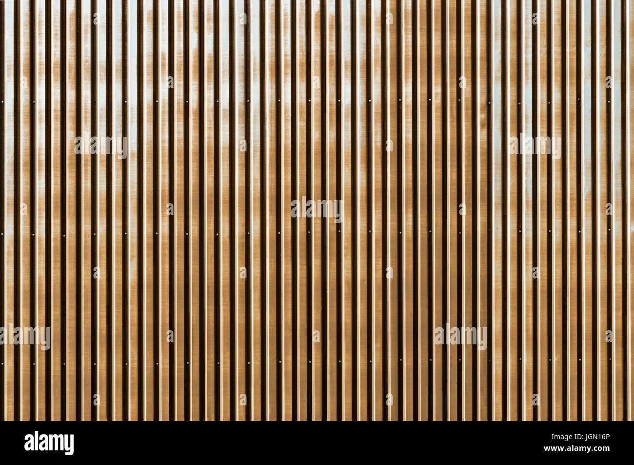 Vecchio arrugginito metallo corrugati a parete di un edificio del granaio Foto Stock