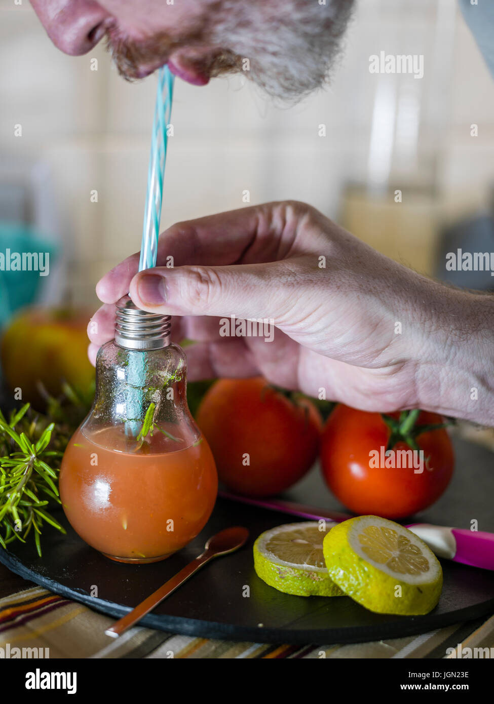 Il Gazpacho è una spagnola fresca bevanda fredda fatta di verdure come pomodori, aglio e cipolle. Foto Stock