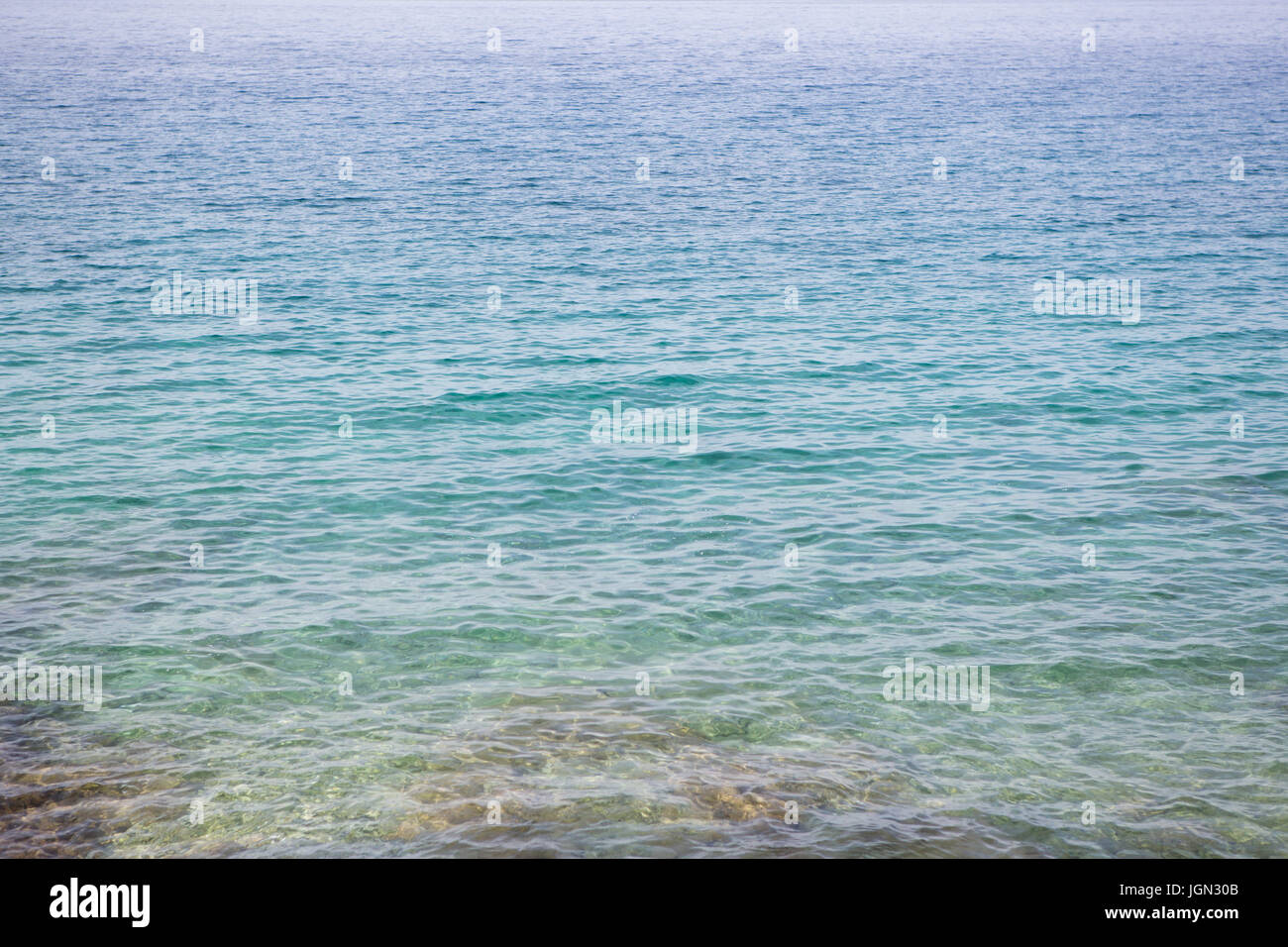Incredibile azzurro acqua nel mare Adriatico.Godetevi il croato resort in Europa.mare bellissimo paesaggio con poco le onde di marea sulla spiaggia rocciosa.Buona Foto Stock