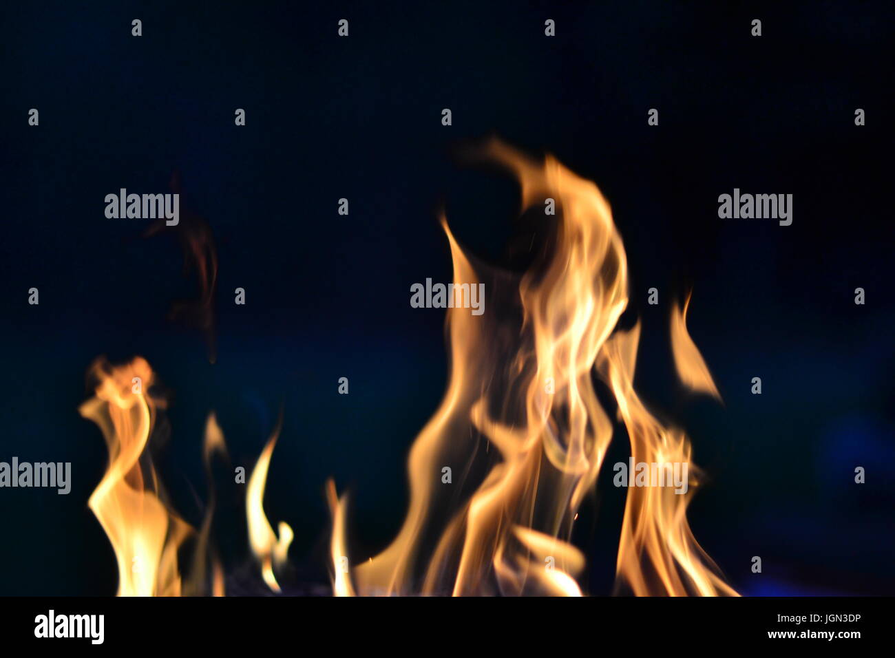 Il fuoco nella notte Foto Stock