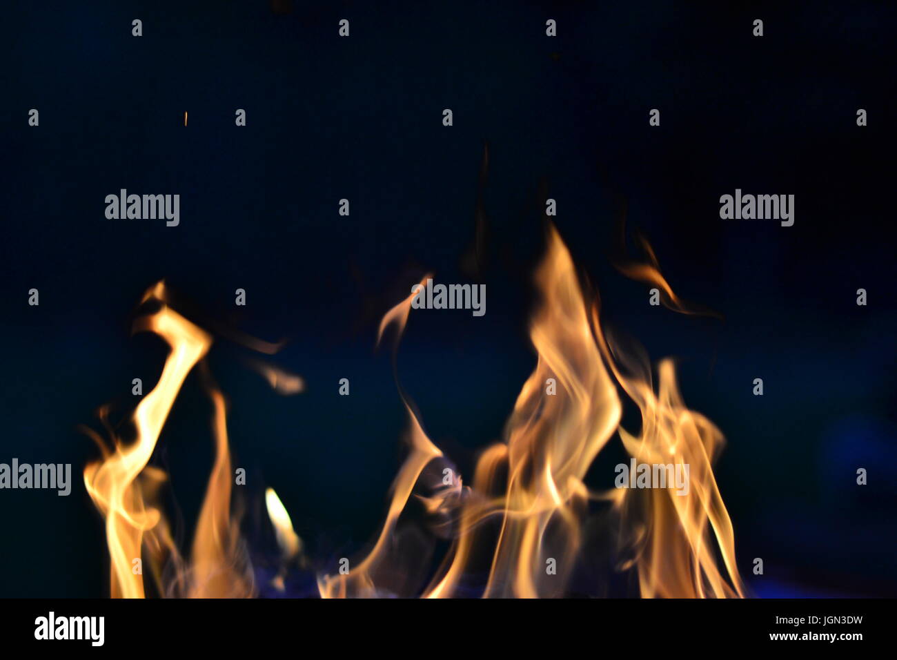 Il fuoco nella notte Foto Stock