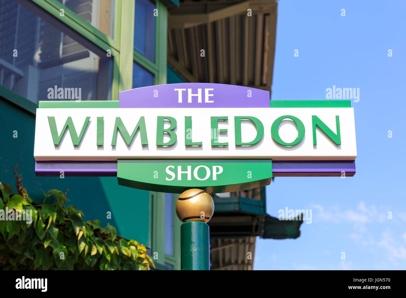 Wimbledon negozio di merchandising con il logo di marca, Wimbledon Tennis Championships 2017, All England Lawn Tennis Club, London, Regno Unito Foto Stock