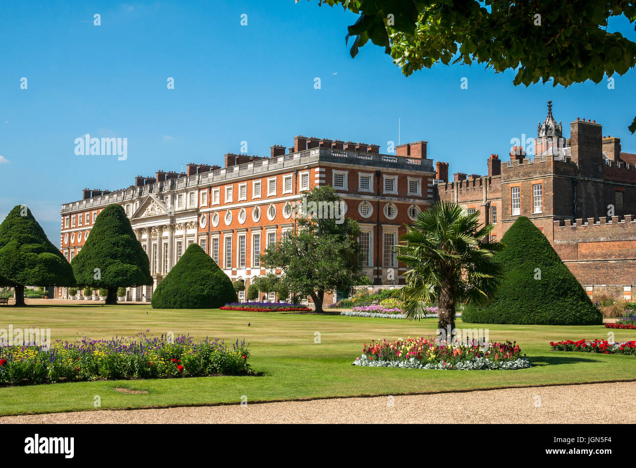 Vista di Hampton Court Palace e degli antichi alberi di tasso, Londra, Inghilterra, Regno Unito Foto Stock