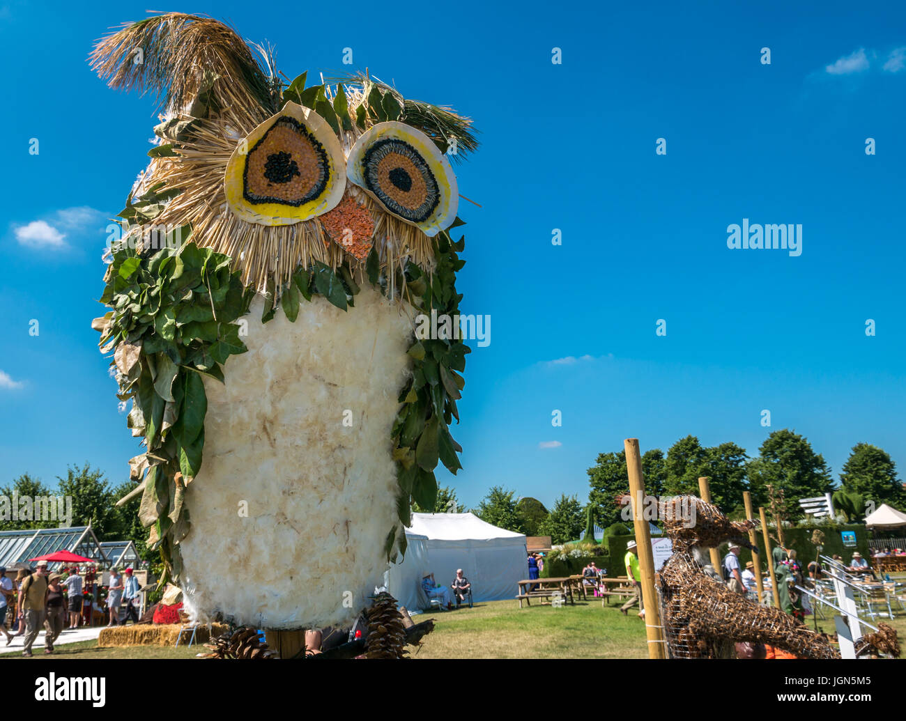 Scultura di gufo delle scuole primarie locali sul tema ‘Walk on the Wild Side’, RHS Hampton Court Flower Show, Londra, Inghilterra, Regno Unito Foto Stock