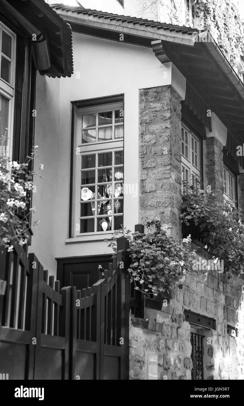 Parigi, Francia - 21 settembre 2012: la facciata della casa privata a Montmartre. 21 Settembre, 2012. Parigi, Francia. Foto Stock