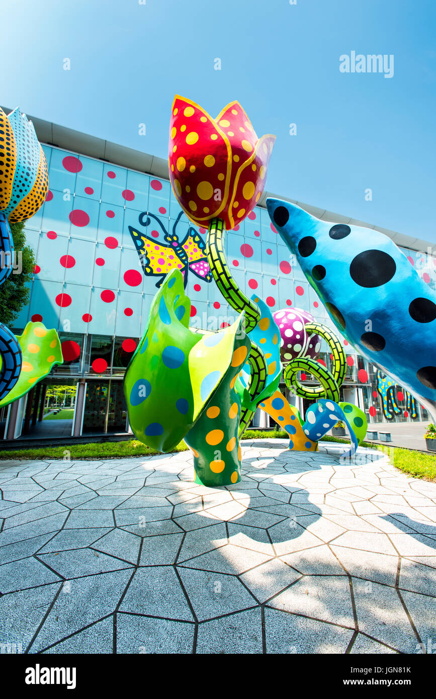 La Veggente di fiori, un arte ambientale della installazione di Yayoi Kusama a Matsumoto City Museum di arte. Foto Stock