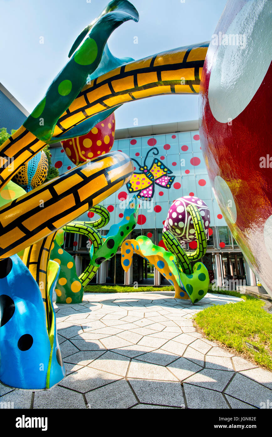 La Veggente di fiori, un arte ambientale della installazione di Yayoi Kusama a Matsumoto City Museum di arte. Foto Stock