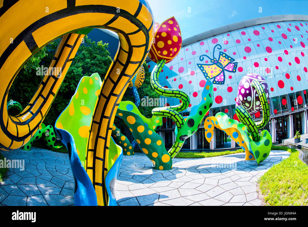 La Veggente di fiori, un arte ambientale della installazione di Yayoi Kusama a Matsumoto City Museum di arte. Foto Stock