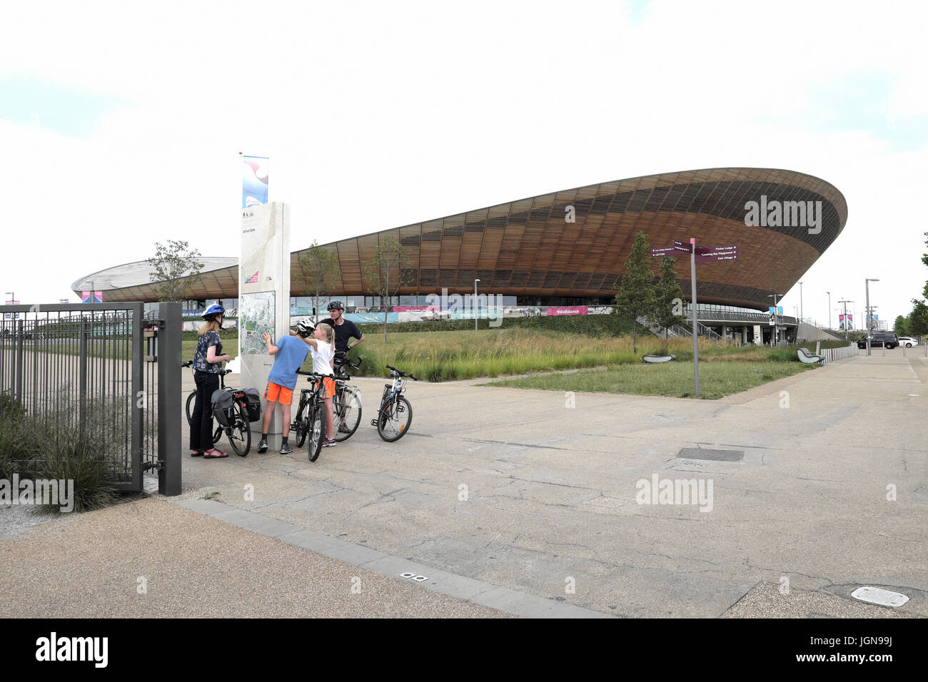 Famiglia con le biciclette al di fuori della Queen Elizabeth Olympic Park Velodrome ciclismo edificio in Stratford, Newham Est Londra Inghilterra KATHY DEWITT Foto Stock
