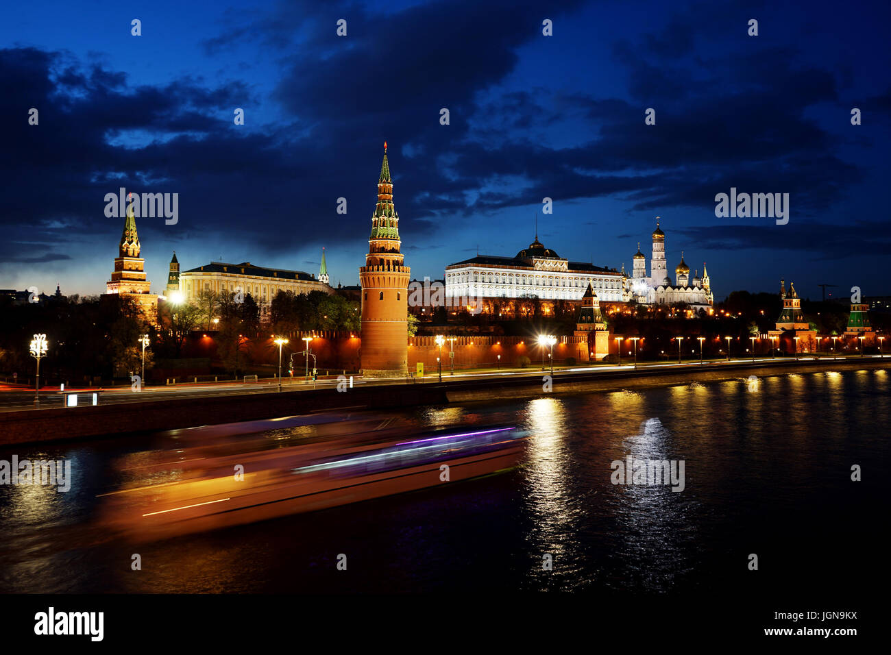 Palazzo del Cremlino dal fiume di Mosca terrapieno di notte, Russia Foto Stock