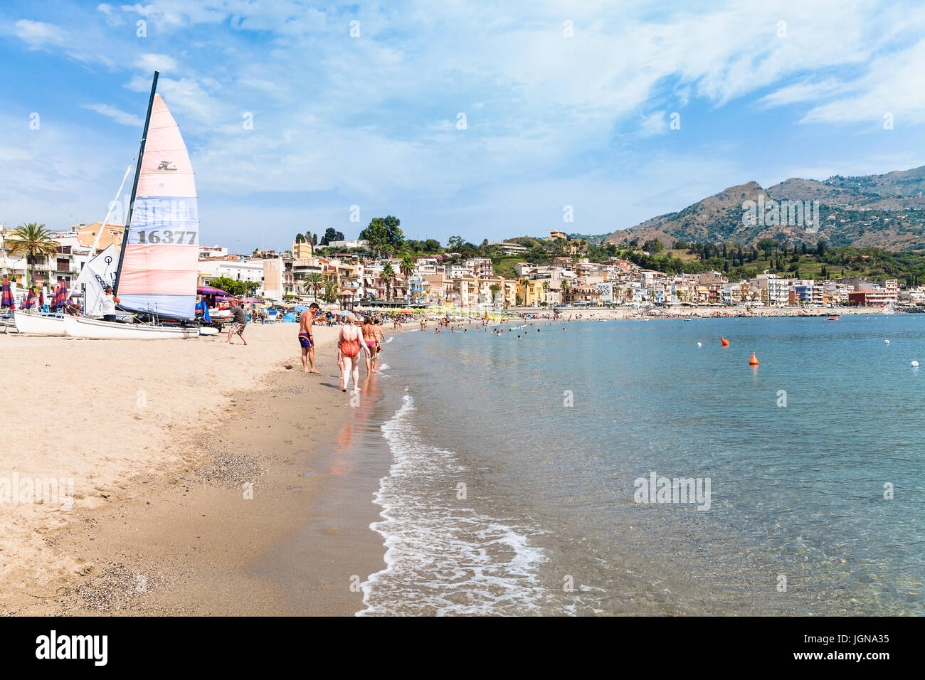 Giardini Naxos Italia 28 Giugno 2017 Turisti E Barche