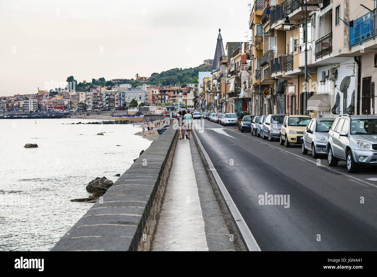 GIARDINI NAXOS, Italia - 28 giugno 2017: la gente a piedi lungo il litorale di Giardini Naxos town in serata d'estate. Giardini Naxos è stazione balneare sulla ioni Foto Stock