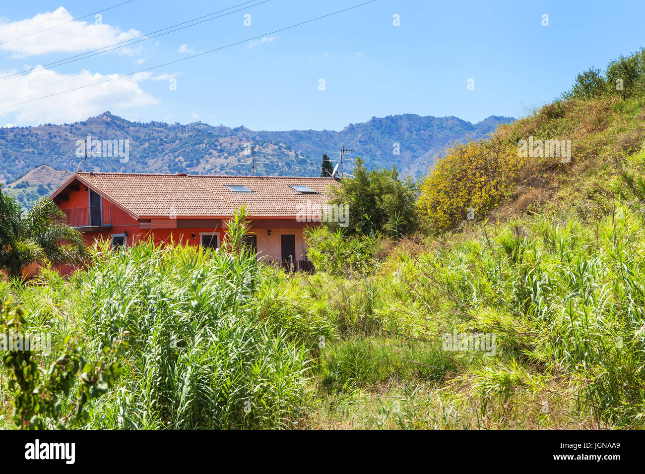 Viaggio in Sicilia, Italia - capannone e giardino ricoperta di Giardini Naxos città in estate Foto Stock