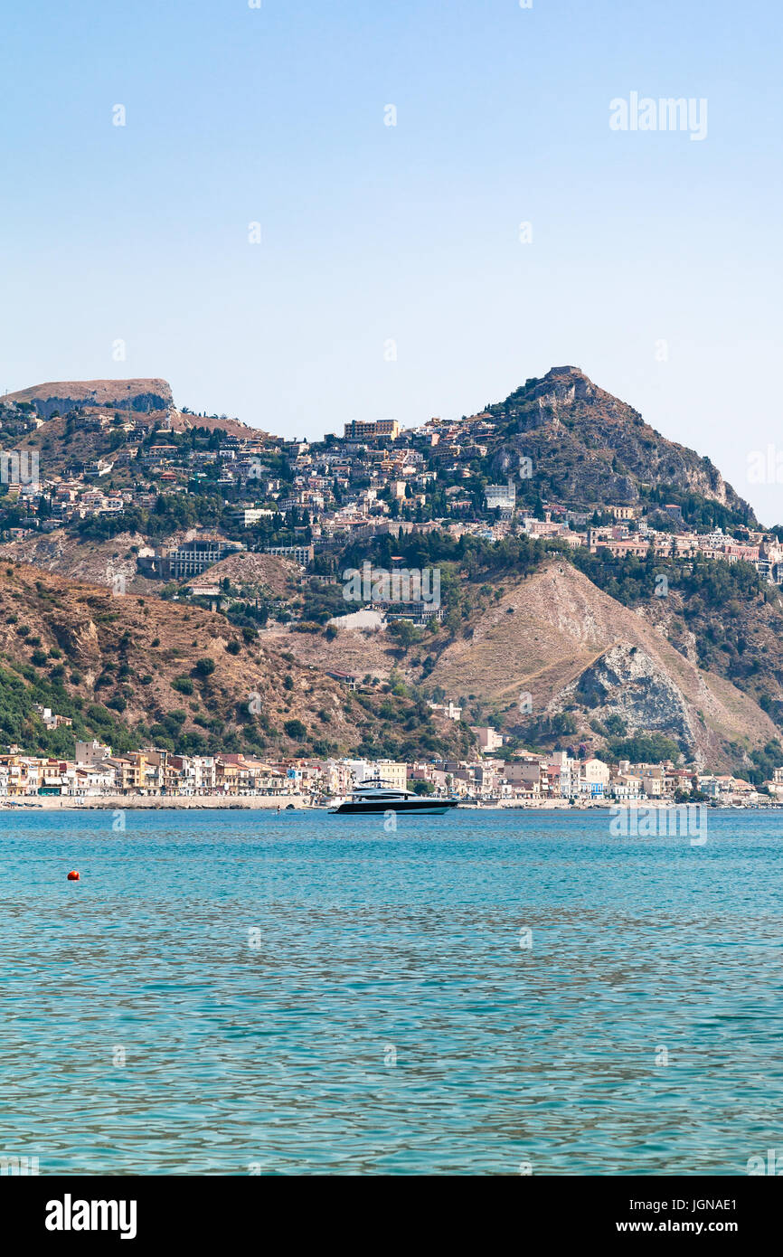 Viaggio in Sicilia, Italia - Vista della città di Taormina sul capo e a Giardini Naxos città sulla costa del Mar Ionio in estate Foto Stock