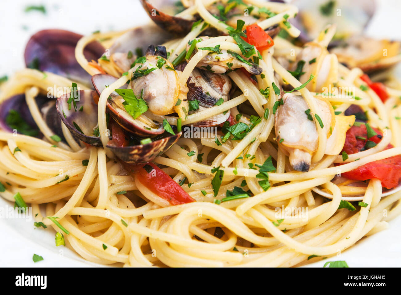Prodotti tipici italiani - Gli Spaghetti con vongole vongole sulla piastra stretta fino nel ristorante siciliano Foto Stock