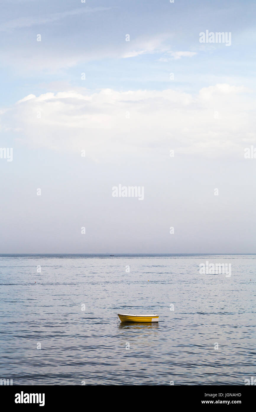 Viaggio in Sicilia, Italia - uno giallo barca in mare Ionio vicino a waterfront a Giardini Naxos in serata estiva Foto Stock