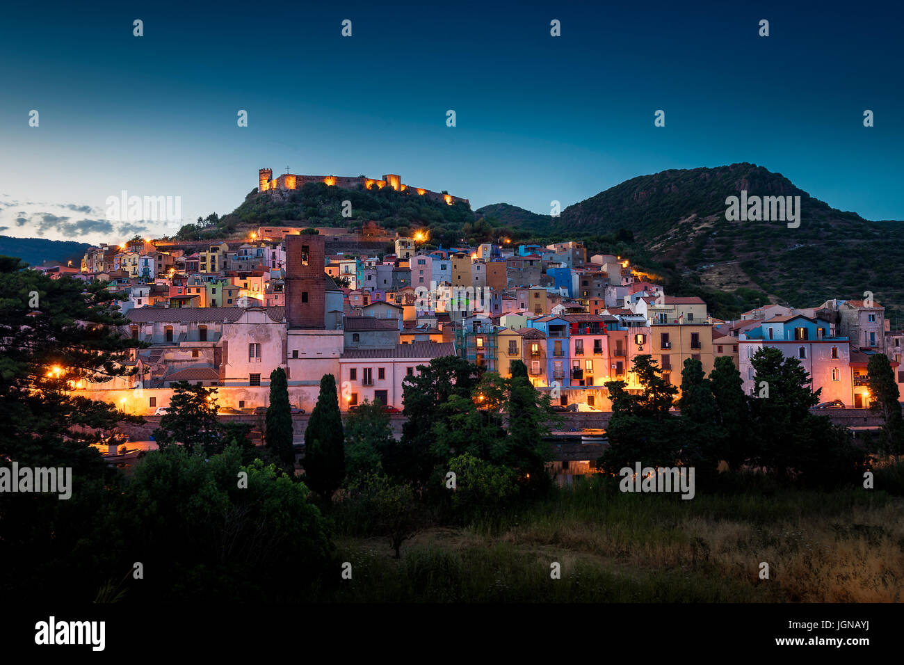 Città di Bosa, Oristano in Sardegna dopo il tramonto Foto Stock