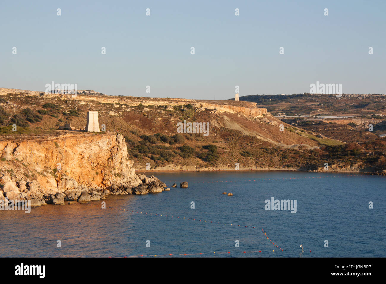 Torri di guardia a Ghajn Tuffieha, sulla costa nord-occidentale di Malta. Paesaggio costiero maltese. Foto Stock