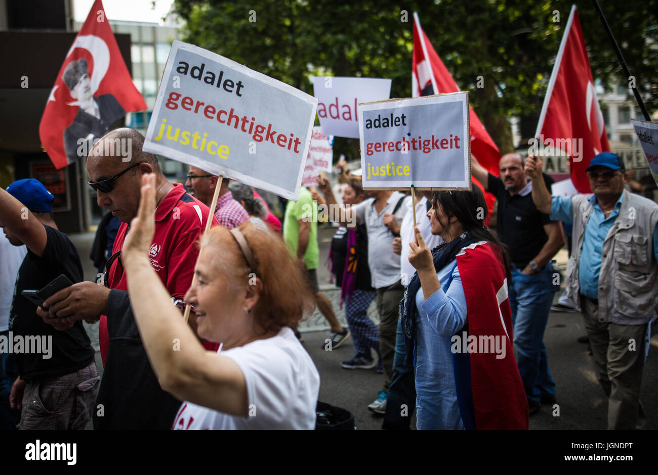 Stuttgart, Germania. 8 Luglio, 2017. I sostenitori e i membri del repubblicano turco del Partito Popolare (CHP), il principale partito opppsition in Turchia, marzo attraverso il centro della città nel corso di una dimostrazione contro il presidente turco Recep Tayyip Erdogan e la sentenza la giustizia e lo sviluppo delle parti (AKP) a Stoccarda, Germania, 8 luglio 2017. I manifestanti sono utilizzando l'hashtag #Adalet ("giustizia' in turco) a chiedere un ritorno alla democrazia e alla fine a stato arbitrario del potere. Foto: Christoph Schmidt/dpa/Alamy Live News Foto Stock