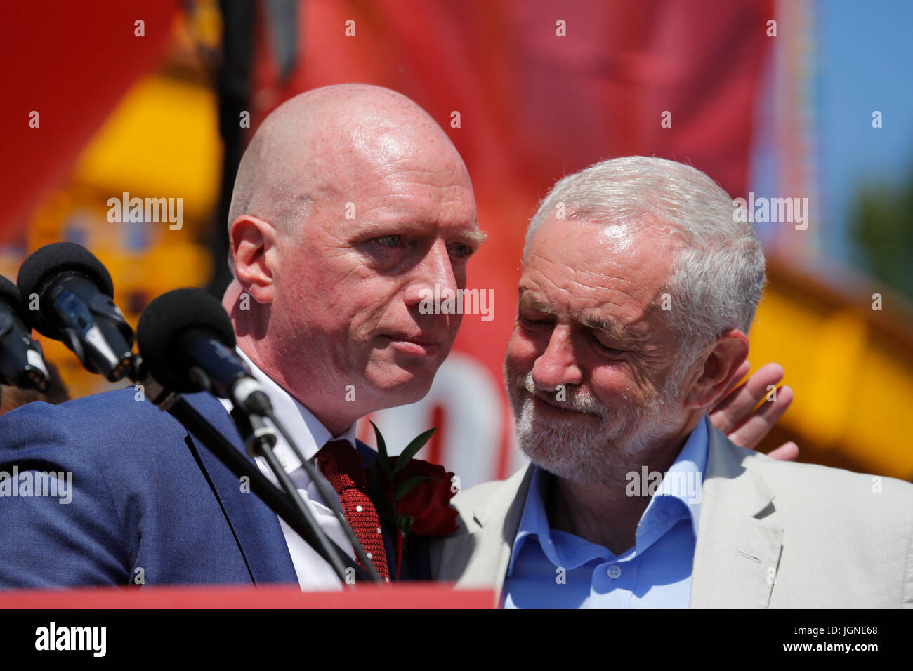 Durham, Regno Unito. 08 Luglio, 2017. Matt Wrack, dei vigili del fuoco unione, viene confortato da Jeremy Corbyn dopo un parlato emotivo circa il ruolo dei vigili del fuoco a Grenfell Fire, a Durham dei minatori di Gala in Durham City, Inghilterra. Il 2017 Durham dei minatori Gala è la 133degli eventi che sono noti anche come il grande incontro. Credito: Stuart Forster/Alamy Live News Foto Stock