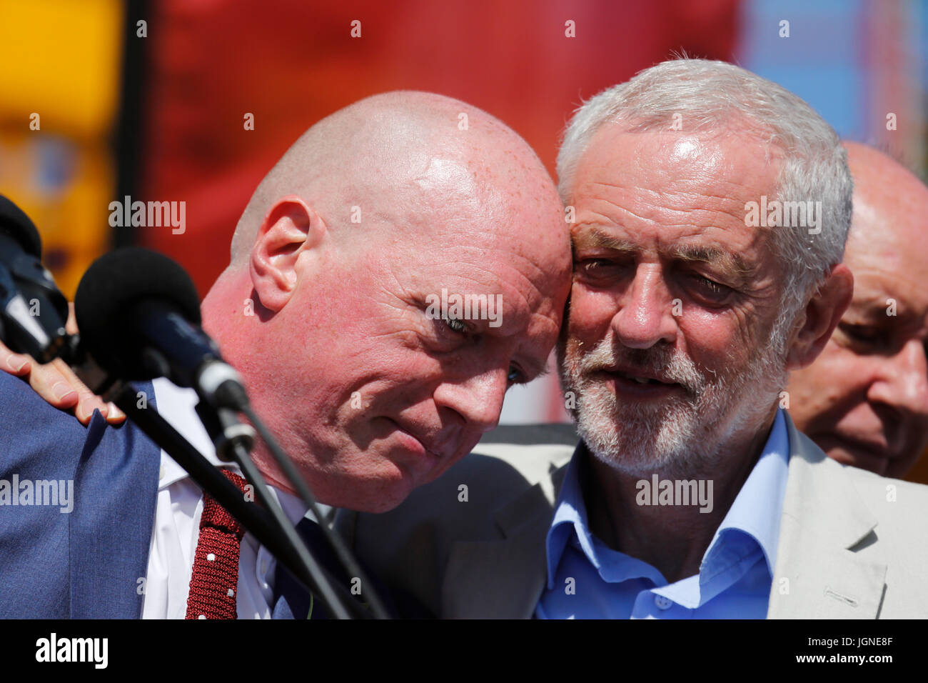 Durham, Regno Unito. 08 Luglio, 2017. Matt Wrack, dei vigili del fuoco unione, viene confortato da Jeremy Corbyn dopo un parlato emotivo circa il ruolo dei vigili del fuoco a Grenfell Fire, a Durham dei minatori di Gala in Durham City, Inghilterra. Il 2017 Durham dei minatori Gala è la 133degli eventi che sono noti anche come il grande incontro. Credito: Stuart Forster/Alamy Live News Foto Stock