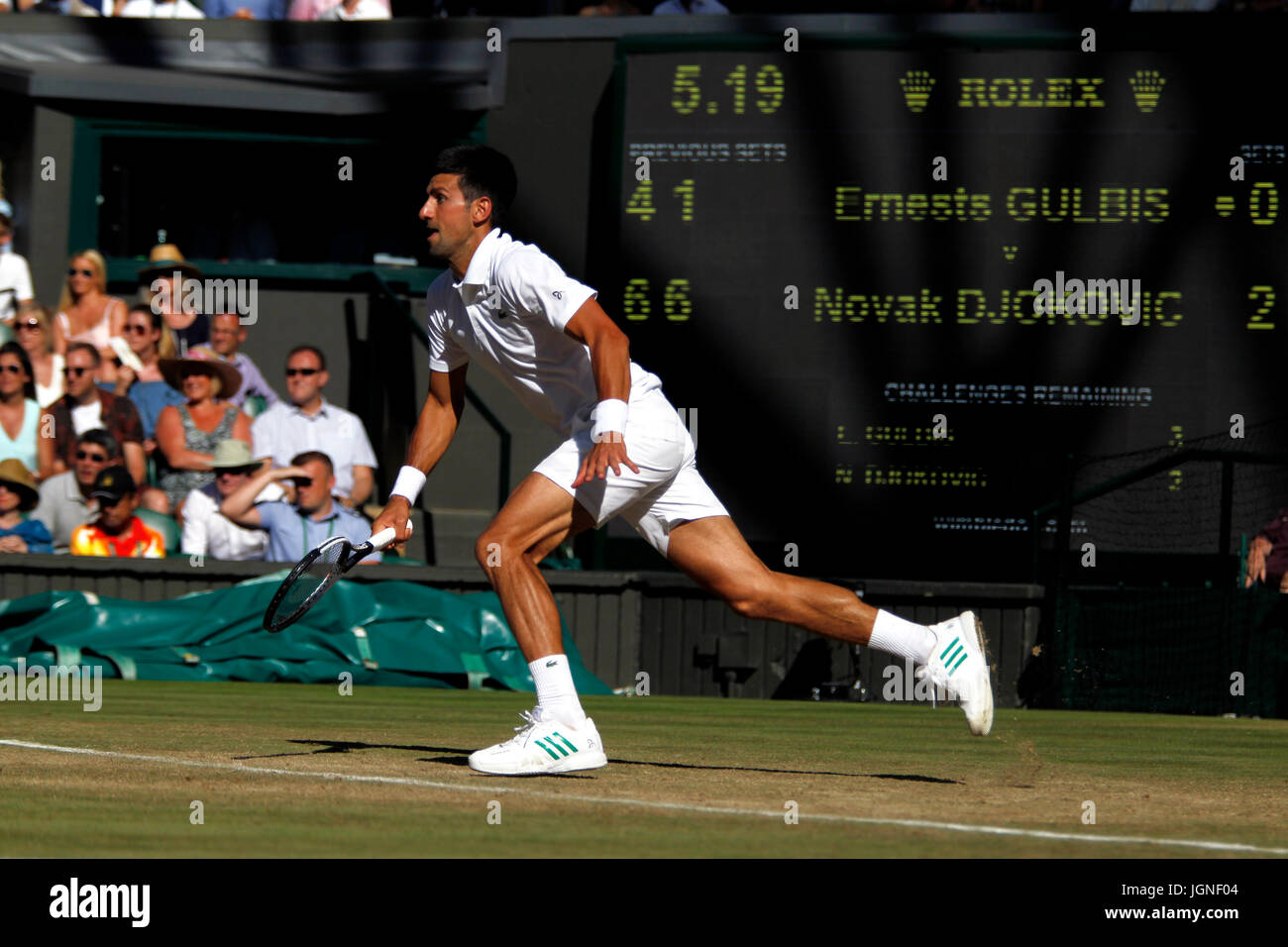 Londra, Regno Unito. 08 Luglio, 2017. Wimbledon Tennis: Londra, 8 luglio, 2017 - Novak Djokovic di Serbia in azione contro Ernests GULBIS durante il terzo round azione a Wimbledon. Credito: Adam Stoltman/Alamy Live News Foto Stock