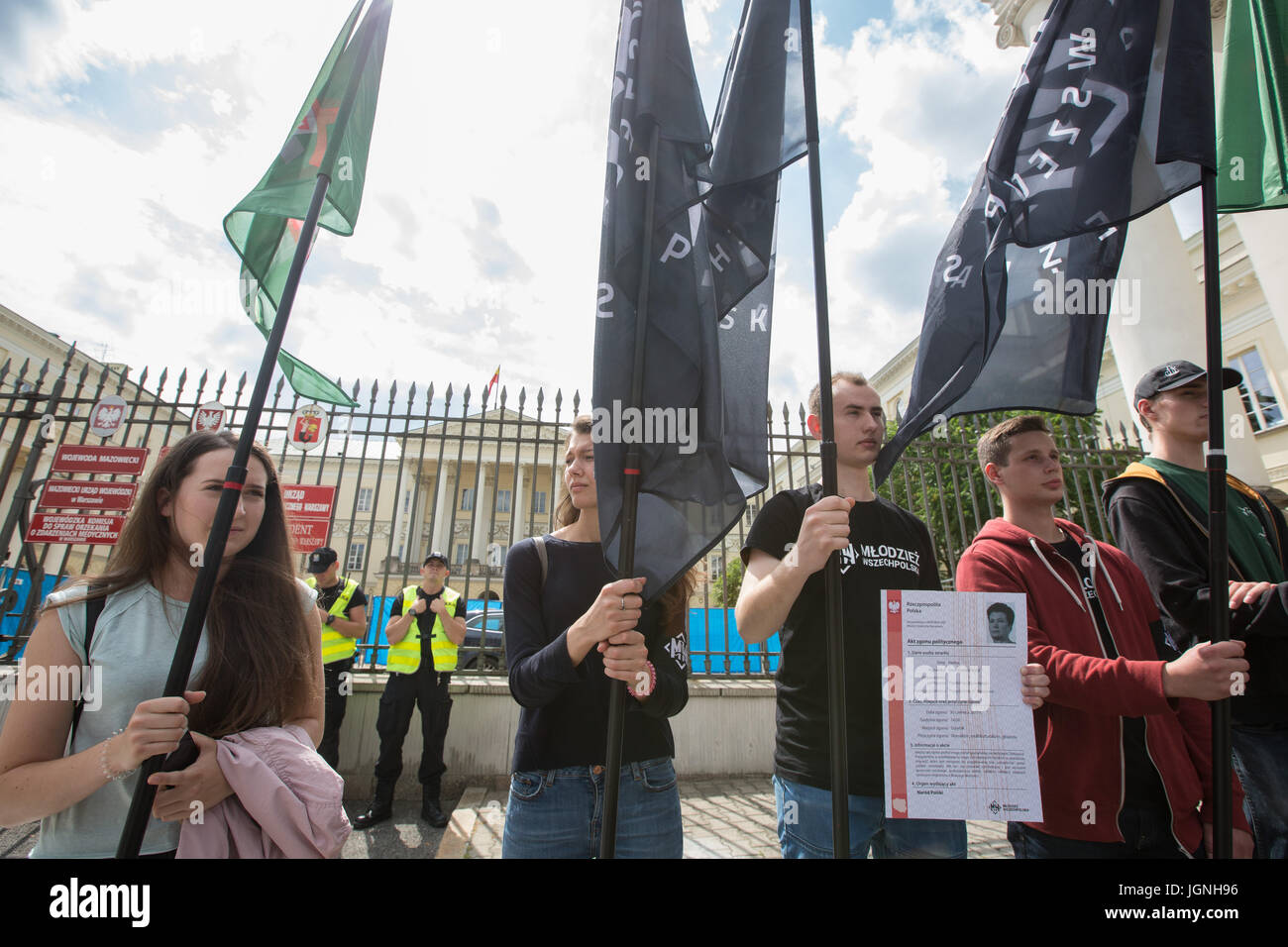 Varsavia, Polonia. 08 Luglio, 2017. 08.07.2017 su due gruppi di estrema destra politica, l'ONR (Oboz Narodowy Radicalny, nazionalista radicale Camp) e Mlodiesz Wszechpolska, All-Polish gioventù) hanno protestato davanti al municipio di Varsavia contro i rifugiati e la politica liberale - nessun filo SERVICE - foto: Jan A. Nicolas/dpa/Alamy Live News Foto Stock