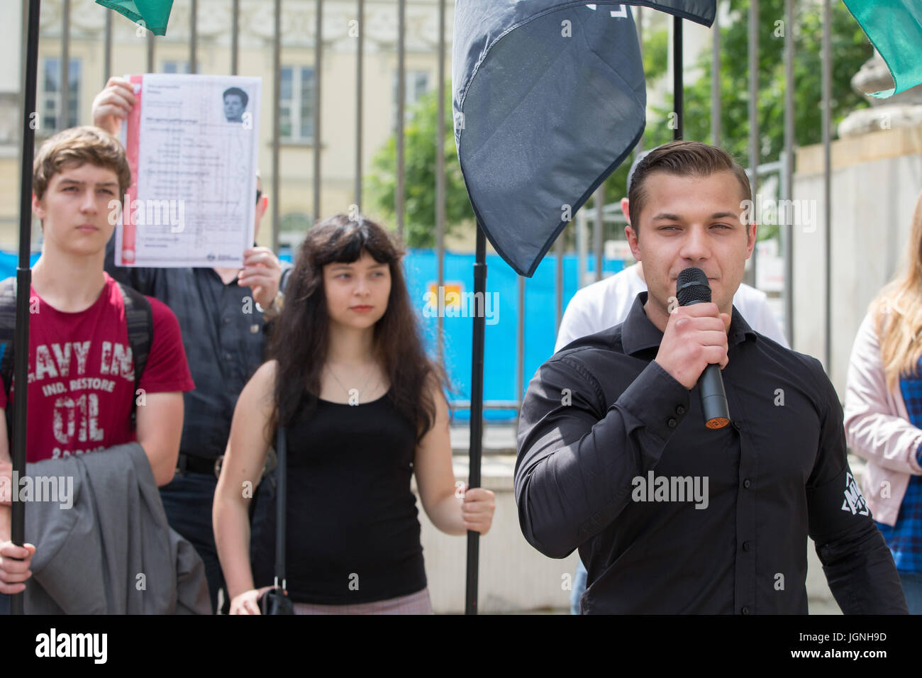 Varsavia, Polonia. 08 Luglio, 2017. 08.07.2017 su due gruppi di estrema destra politica, l'ONR (Oboz Narodowy Radicalny, nazionalista radicale Camp) e Mlodiesz Wszechpolska, All-Polish gioventù) hanno protestato davanti al municipio di Varsavia contro i rifugiati e la politica liberale - nessun filo SERVICE - foto: Jan A. Nicolas/dpa/Alamy Live News Foto Stock