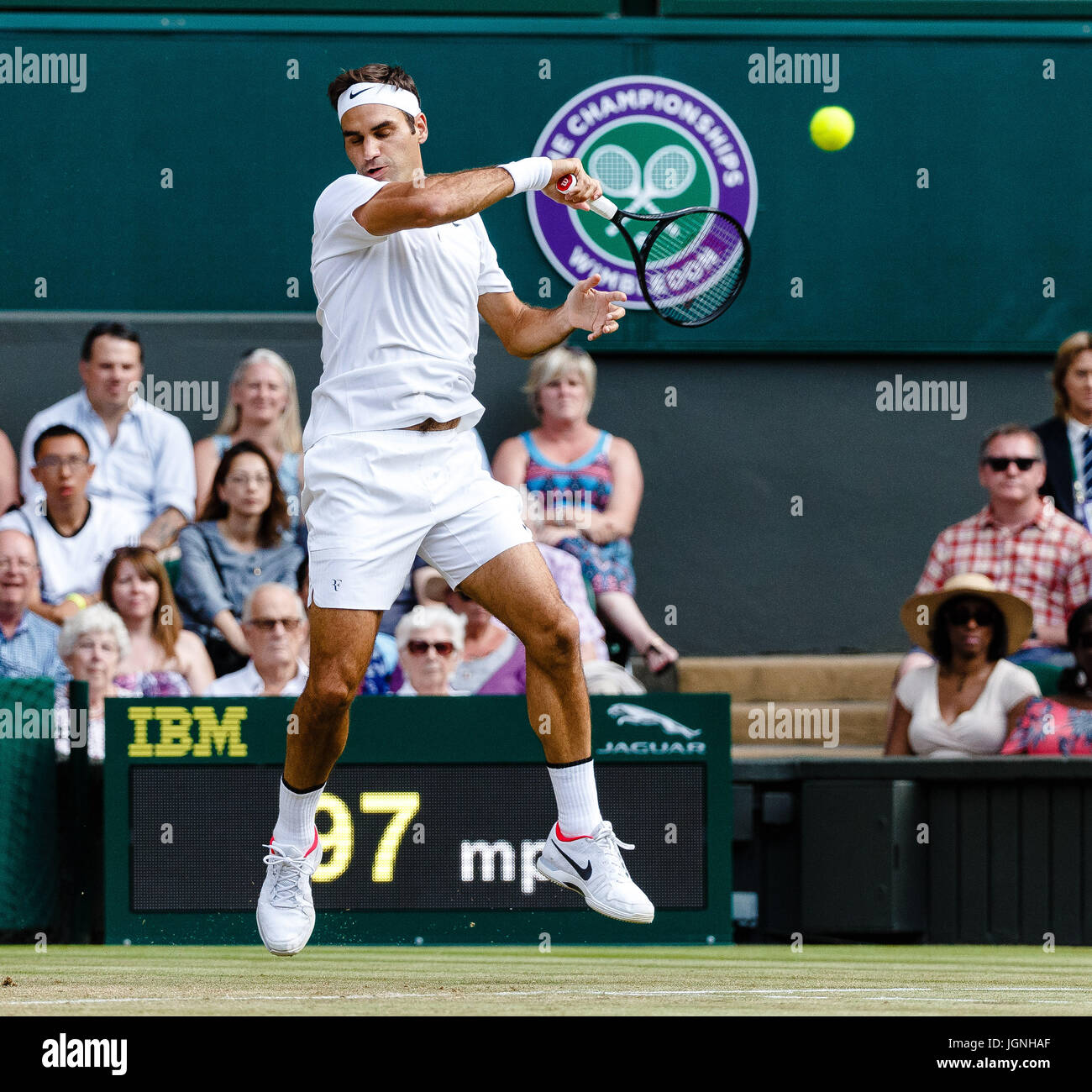 Londra, UK, 8 Luglio 2017: Swiss giocatore di tennis Roger Federer in azione al giorno 6 alla Wimbledon Tennis Championships 2017 a All England Lawn Tennis e Croquet Club di Londra. Credito: Frank Molter/Alamy Live News Foto Stock