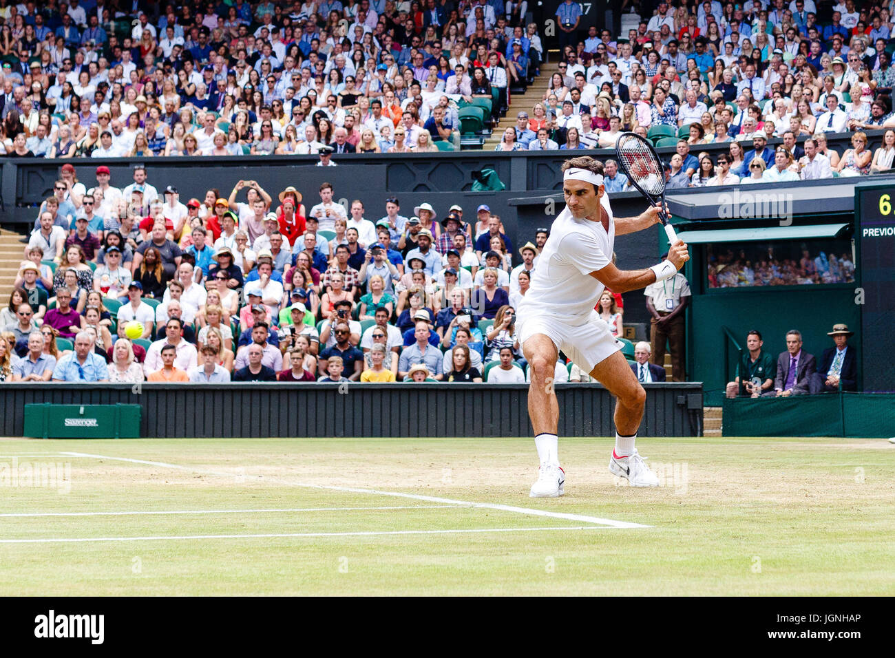 Londra, UK, 8 Luglio 2017: Swiss giocatore di tennis Roger Federer in azione al giorno 6 alla Wimbledon Tennis Championships 2017 a All England Lawn Tennis e Croquet Club di Londra. Credito: Frank Molter/Alamy Live News Foto Stock