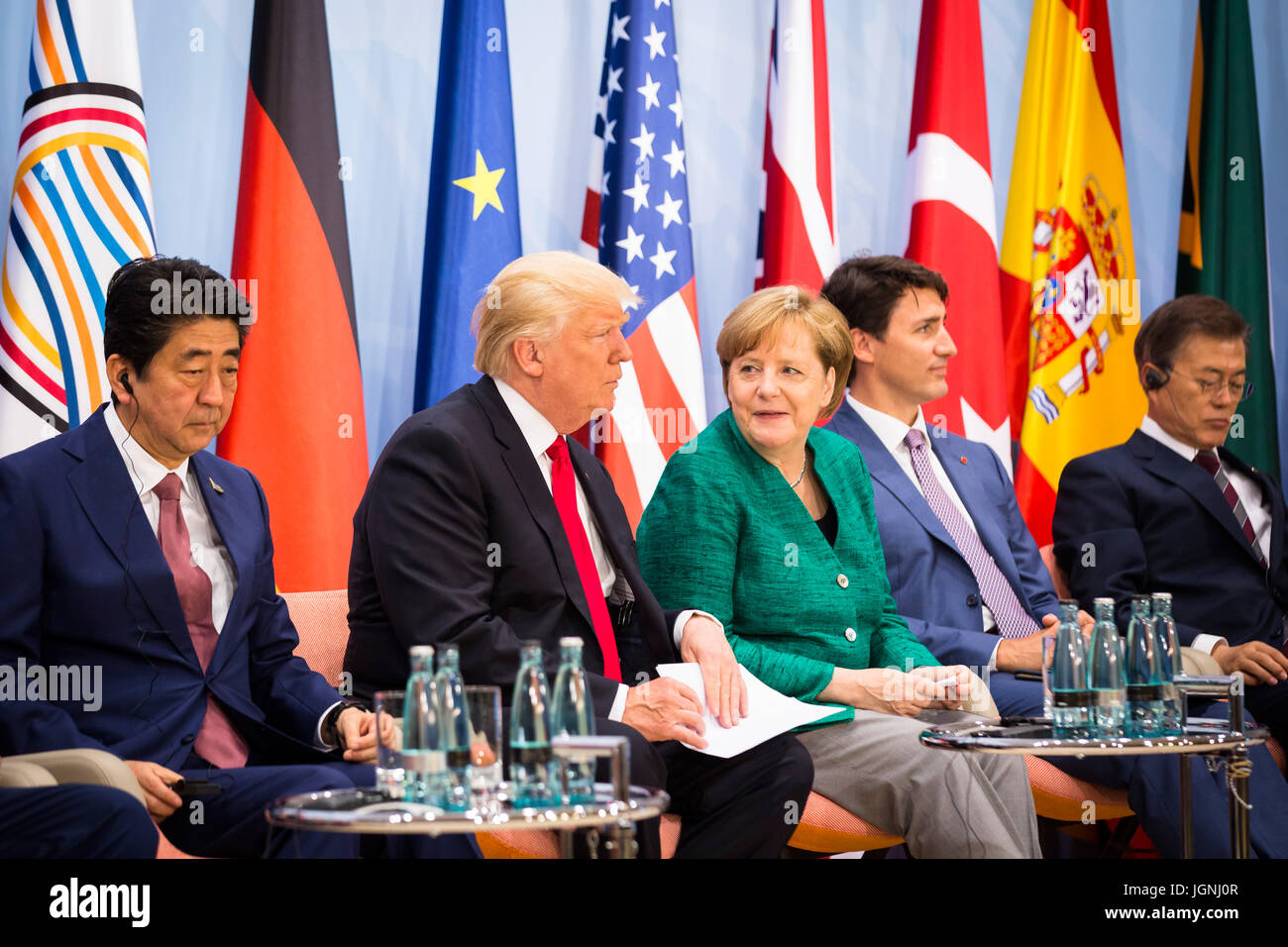 Il cancelliere tedesco Angela Merkel, centro siede con gli Stati Uniti Presidente Donald Trump durante l'Imprenditoria Femminile Finance Initiative manifestazione di lancio tenutasi durante il Vertice del G20 Incontro Luglio 8, 2017 ad Amburgo, in Germania. (Bundesregierung/Steins via Planetpix) Foto Stock