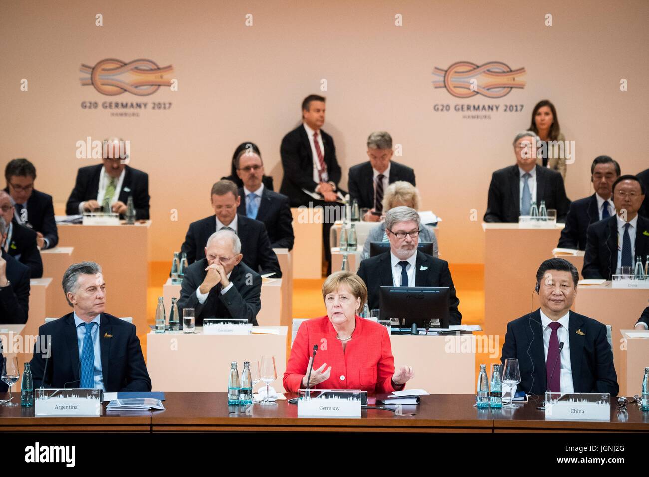 Il cancelliere tedesco Angela Merkel, centro, durante la prima sessione plenaria del primo giorno del Vertice G20 incontro dei leader politici di tutto il mondo il 7 luglio 2017 ad Amburgo, in Germania. (Bundesregierung/Kugler via Planetpix) Foto Stock