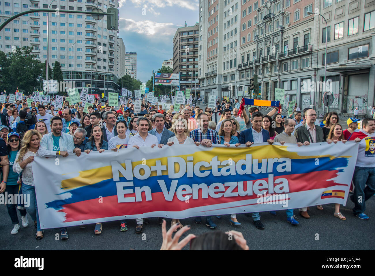 Madrid, Spagna. 8 luglio 2017. Marzo sulle strade di Madrid in solidarietà con il Venezuela il marzo inizia dalla Plaza de España alla piazza Puerta del Sol Credito: Alberto Ramírez Sibaja/Alamy Live News Foto Stock