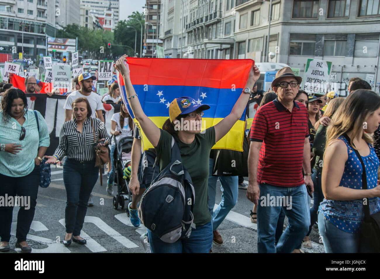 Madrid, Spagna. 8 luglio 2017. Marzo sulle strade di Madrid in solidarietà con il Venezuela il marzo inizia dalla Plaza de España alla piazza Puerta del Sol Credito: Alberto Ramírez Sibaja/Alamy Live News Foto Stock