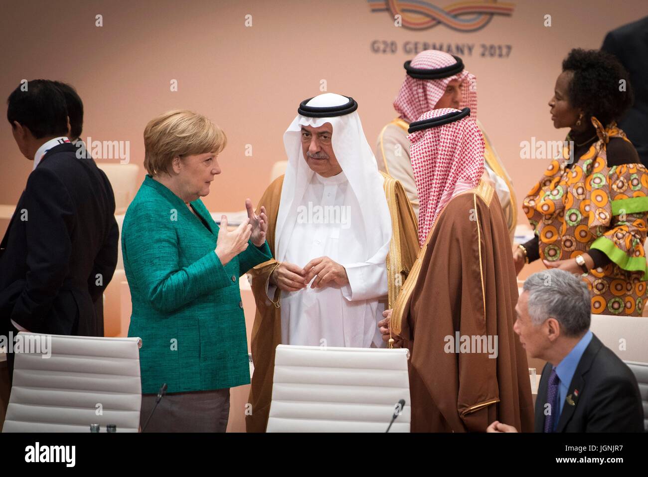 Il cancelliere tedesco Angela Merkel colloqui con Arabia il ministro di Stato Ibrahim Abdulaziz Al-Assaf prima dell' inizio della terza sessione plenaria nella giornata conclusiva del vertice G20 meeting al commercio di Amburgo Centro Congressi Luglio 8, 2017 ad Amburgo, in Germania. (Bundesregierung/Bergmann via Planetpix) Foto Stock