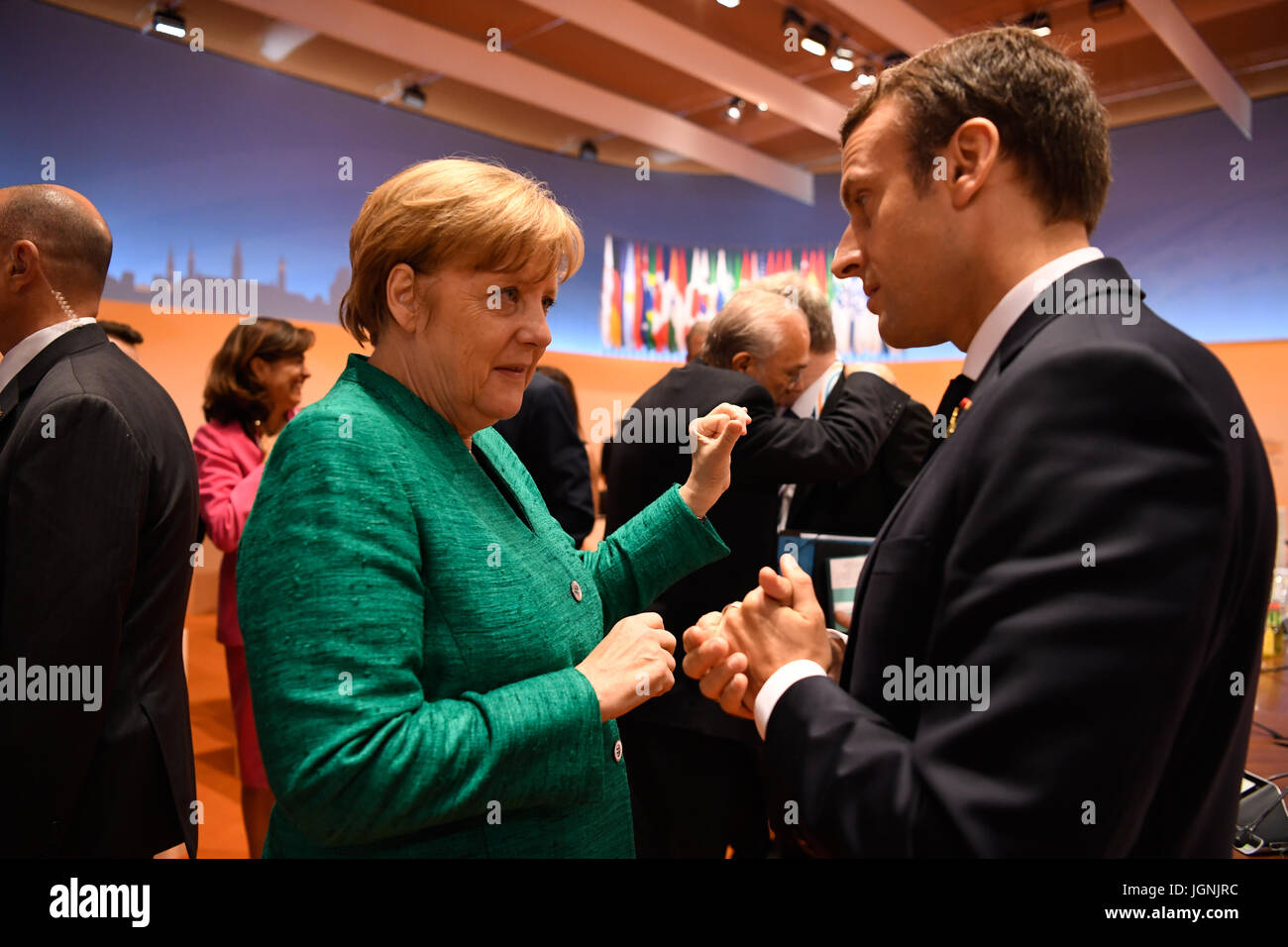 Il cancelliere tedesco Angela Merkel parla con il presidente francese Emmanuel Macron in seguito alla sessione finale del vertice G20 incontro Luglio 8, 2017 ad Amburgo, in Germania. (Bundesregierung/Kugler via Planetpix) Foto Stock