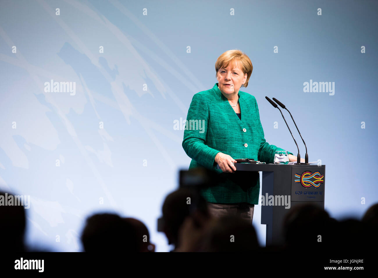 Il cancelliere tedesco Angela Merkel durante una conferenza stampa al termine della due giorni di vertice G20 incontro dei leader mondiali Luglio 8, 2017 ad Amburgo, in Germania. (Bundesregierung/Steins via Planetpix) Foto Stock